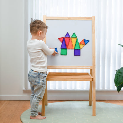 Kind speelt met Connetix magnetische tegels op magneetbord in lichte kinderkamer