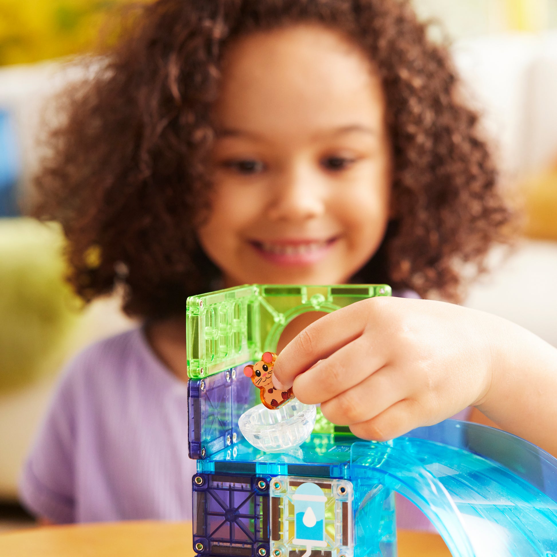 Kind plaatst hamster in Hamster Ball met magnetic magna tiles, MicroMags magneet speelgoed in actie