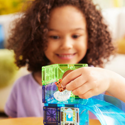 Kind plaatst hamster in Hamster Ball met magnetic magna tiles, MicroMags magneet speelgoed in actie
