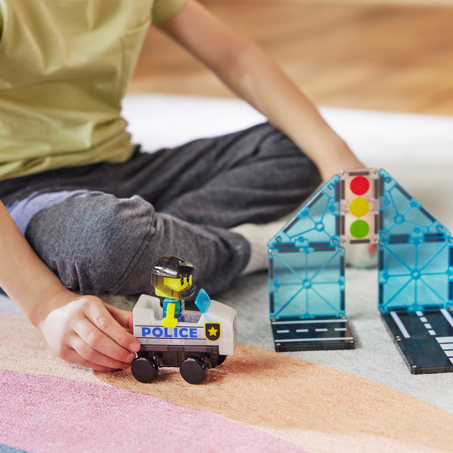 Kind speelt met magnetic magna tiles Police Station politieautootje en 20 magnetische tegels