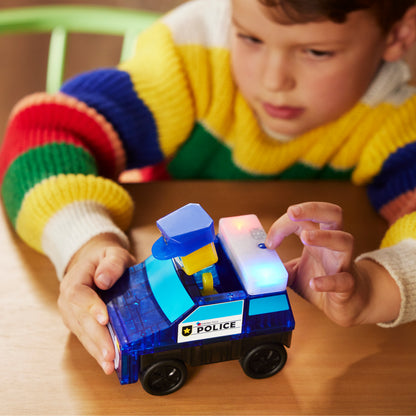 Kind speelt met magnetic magna tiles politieauto met licht en geluid magnetisch speelgoed