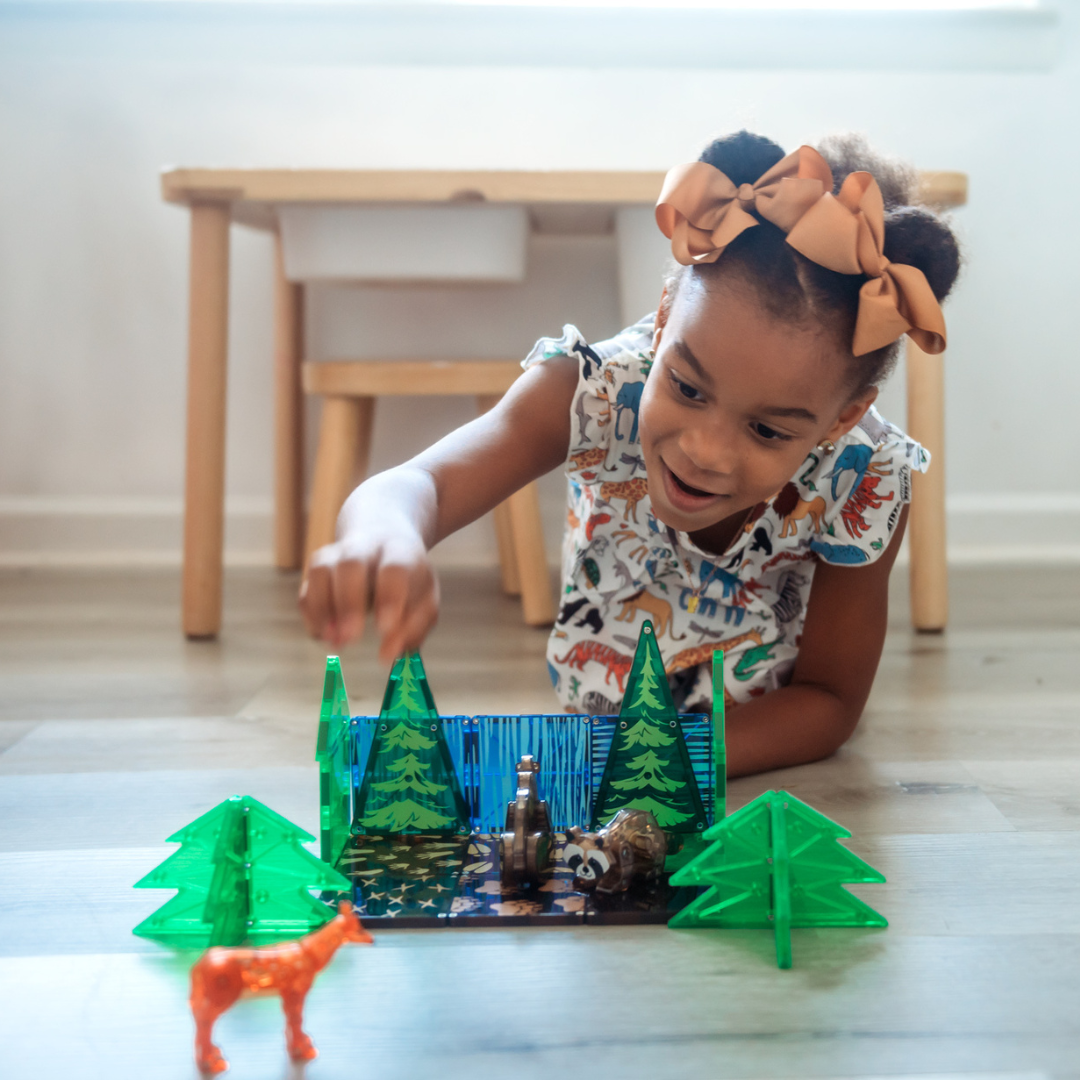 Kind speelt met magnetic magna tiles Forest Animals magnetisch speelgoed en bosdierenfiguren
