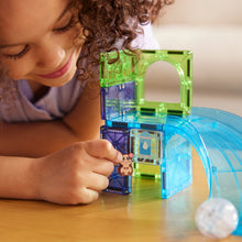 Kind speelt met magnetic magna tiles Hamster Ball set, bouwt speeltoren met gekleurde tegels