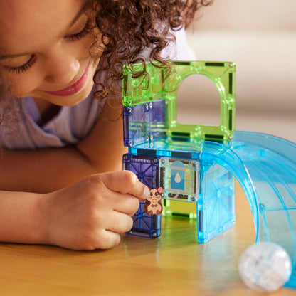 Kind speelt met magnetic magna tiles Hamster Ball set, bouwt speeltoren met gekleurde tegels