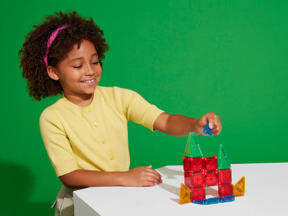 Kind speelt met magnetic magna tiles travel set, bouwt kasteel met kleurrijke MicroMags tegels