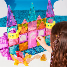 Kind speelt met kleurrijk magnetisch kasteel van Magna Tiles CASTLE DLX met 48 magnetische bouwstenen en fantasiedraak.