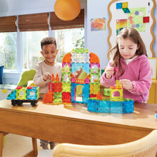 Twee kinderen bouwen samen een fantasierijke stad met de City Center set van Magna Tiles.