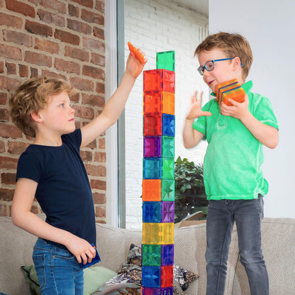 Kinderen bouwen hoge kleurrijke toren met Coblo magnetisch speelgoed 3 jaar, speelse samenwerking