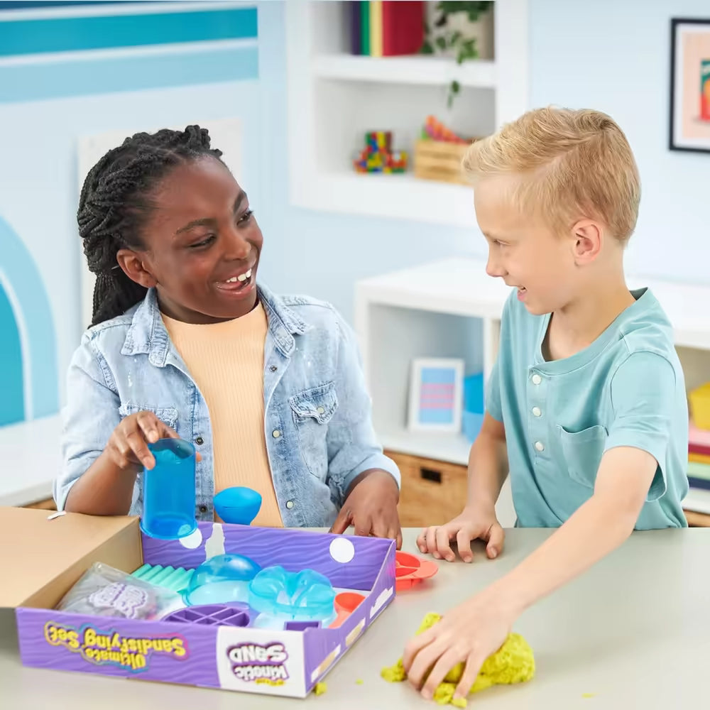 Twee kinderen spelen met Kinetic Sand Ultimate Sandisfying Set; sensorisch speelgoed stimuleert samenwerken en plezier.