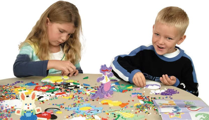 Twee kinderen maken kleurrijke strijkkralen voorbeelden op ronde borden, leuke dingen om te knutselen samen.