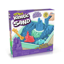 Voorkant verpakking van Kinetic Sand blauw sandbox set, kindvriendelijk sensorisch speelgoed voor creatief spel.