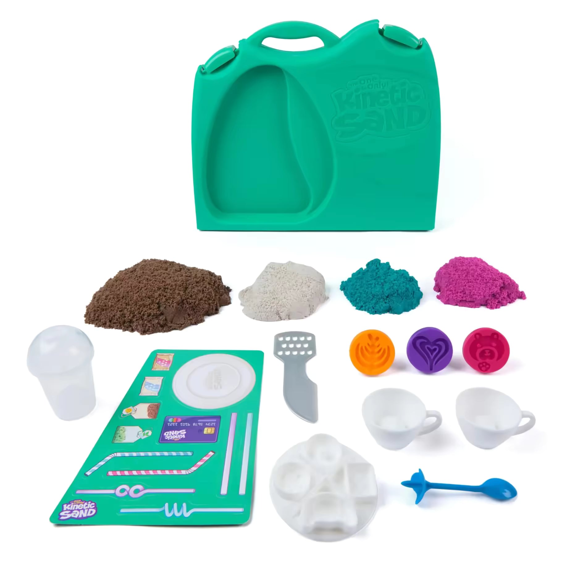 Complete Kinetic Sand Café Case speelset met gekleurd kinetisch zand, mallen en accessoires in groene opbergkoffer.