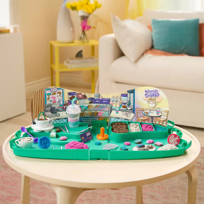 Twee kinderen spelen samen met Kinetisch zand Cafe Case, sensorisch speelgoed dat creatief en educatief speelplezier biedt.