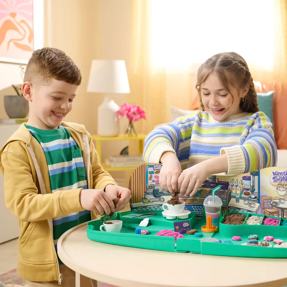 Overzicht van Kinetisch zand Cafe Case speelset op tafel, educatief speelgoed ideaal als creatief cadeau voor kinderen.