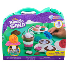 Voorkant verpakking van Kinetic Sand Café Case met kinetisch zand, accessoires en speelmogelijkheden voor kinderen.