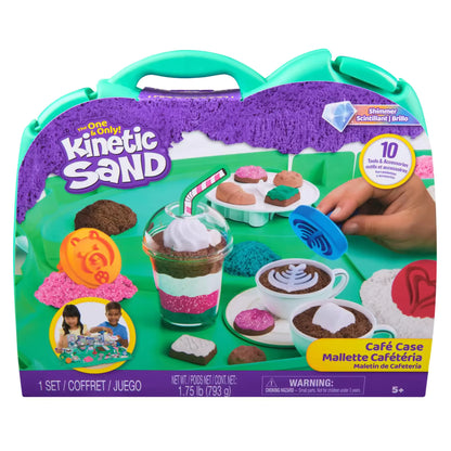 Voorkant verpakking van Kinetic Sand Café Case met kinetisch zand, accessoires en speelmogelijkheden voor kinderen.
