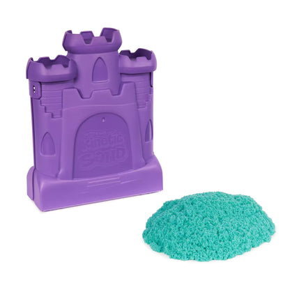 Paarse Kinetic Sand Castle Case koffer naast hoop turquoise kinetisch zand, ideaal sensorisch speelgoed voor kinderen.