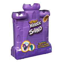 Schuin aanzicht van paarse Kinetic Sand Castle Case verpakking met afbeeldingen van zandkasteel maken.
