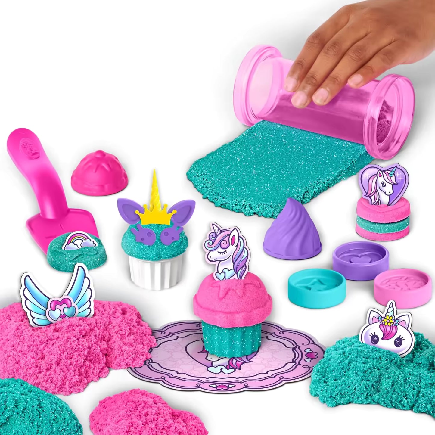Kindvriendelijke Kinetic Sand Unicorn Bake Shoppe speelset met roze en blauw kinetisch zand en eenhoorn thema.