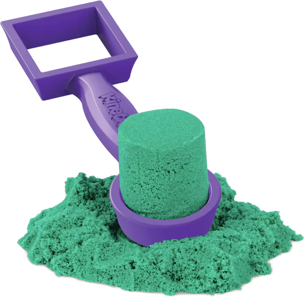 Groene Kinetic Sand cilinder gevormd met paarse stempeltool, toont randen en textuur; sensorisch speelgoed close-up.