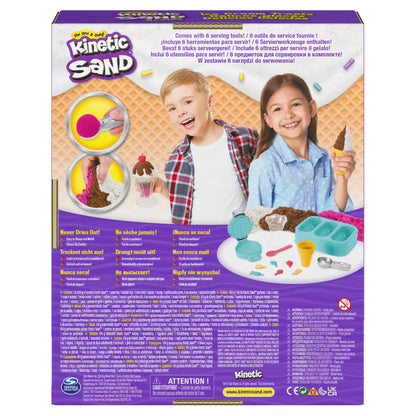 Achterzijde doos van Kinetic Sand Ice Cream Treats met uitleg, voorbeelden en kinderen die spelen met sensorisch speelgoed.