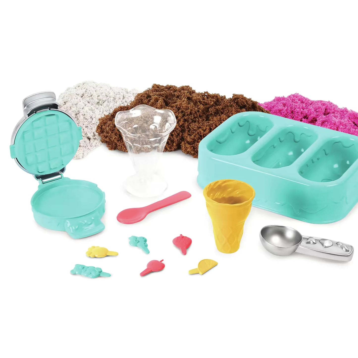 Overzicht van Kinetic Sand Ice Cream Treats speelset met vormpjes, gekleurd zand en accessoires voor creatief kinderspel.