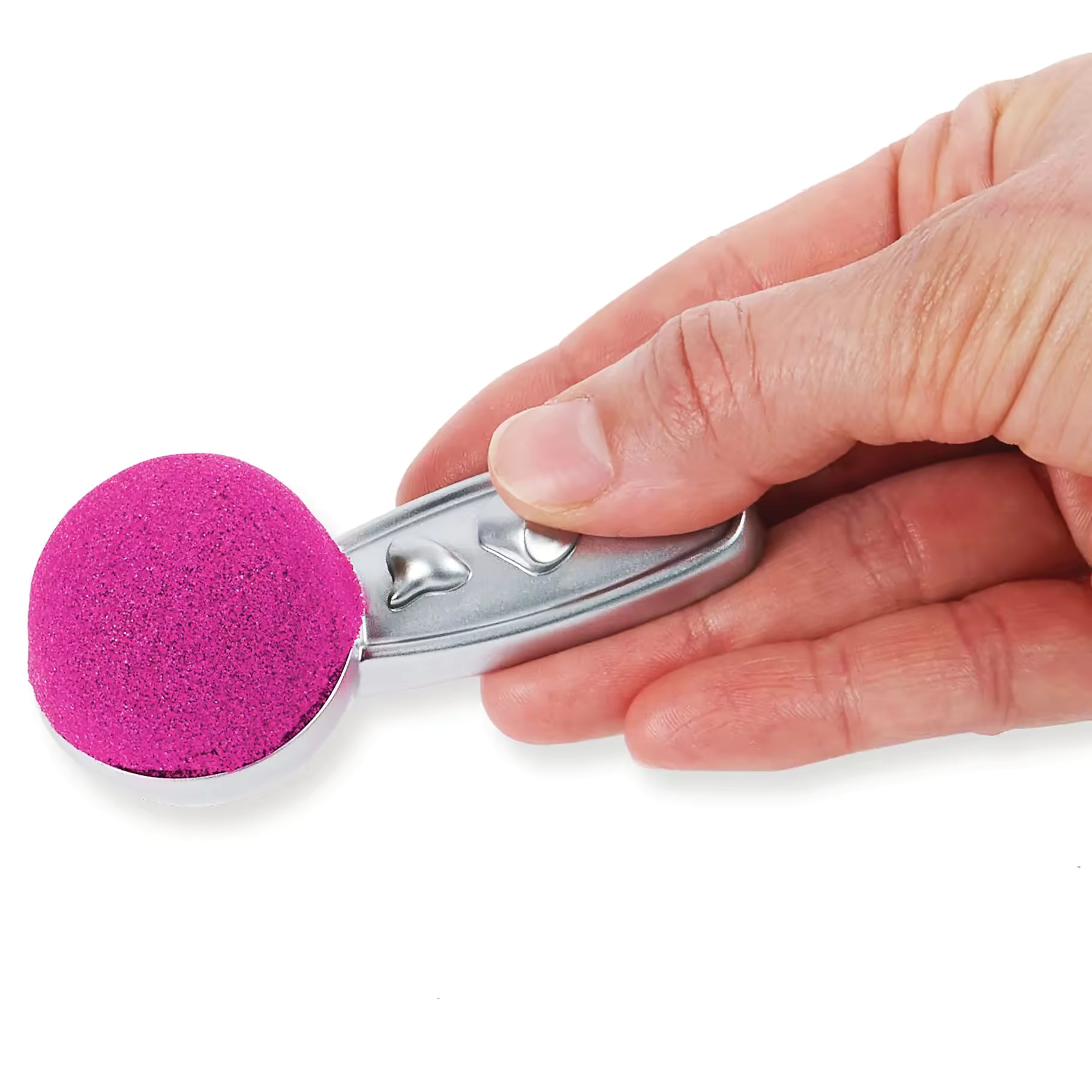 Detailfoto van zilveren ijslepel met roze scented sand bol, onderdeel van Kinetic Sand Ice Cream Treats speelset.