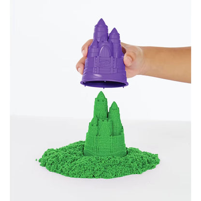 Detailfoto van een kasteelvorm uit paars mal, gevuld met groen Kinetic Sand, perfect voor creatief speelplezier.