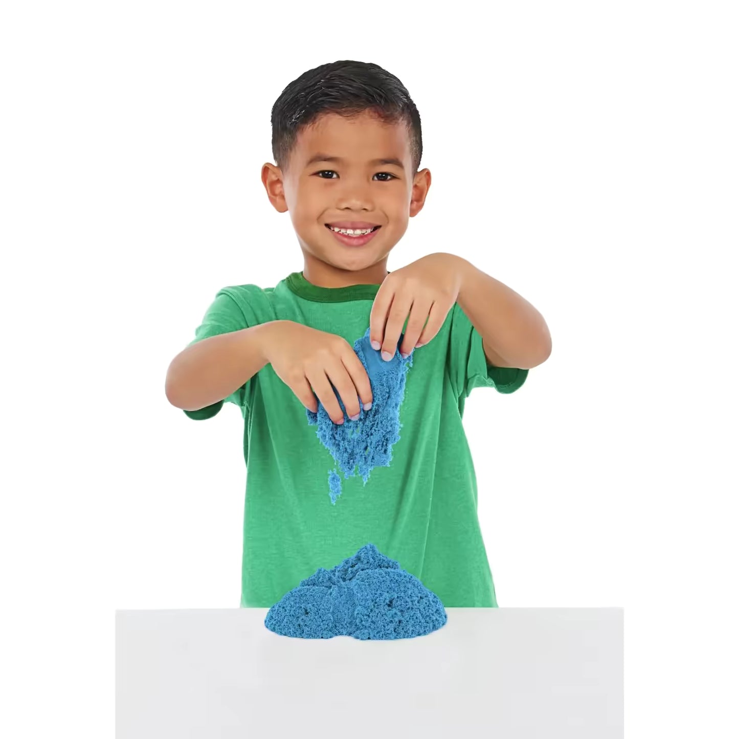 Kind speelt met blauw Kinetic Sand, sensorisch speelgoed dat veilig is en creativiteit stimuleert bij jonge kinderen.