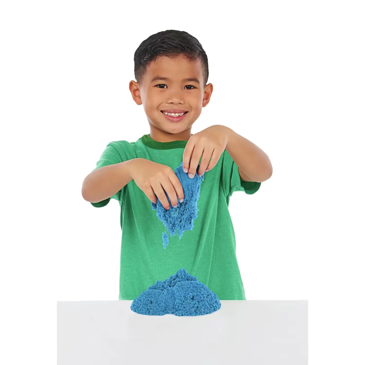 Kind speelt met blauw Kinetic Sand, sensorisch speelgoed dat veilig is en creativiteit stimuleert bij jonge kinderen.