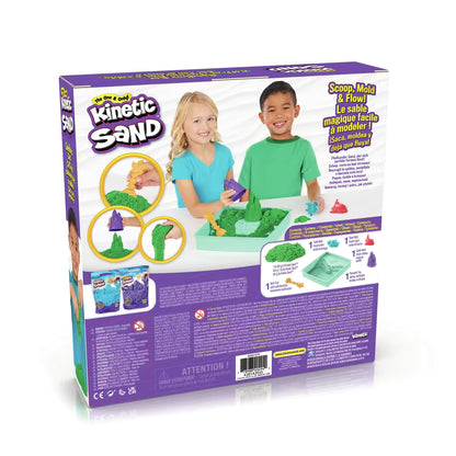 Achterzijde van de Kinetic Sand Sandbox set doos met spelvoorbeelden, inhoudsopgave en educatief speelgoedinformatie.