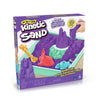Voorkant verpakking van Kinetic Sand Sandbox set Purple, inclusief kasteel- en zeedierenvormen voor kinderen vanaf 3 jaar.