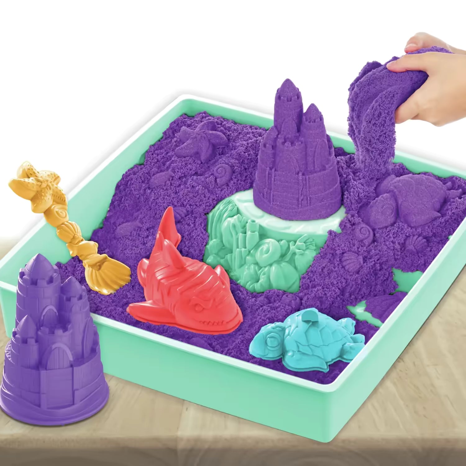 Bovenaanzicht van Sandbox set Purple met paars Kinetic Sand, kasteel- en zeedierenvormen, leuk educatief speelgoed.