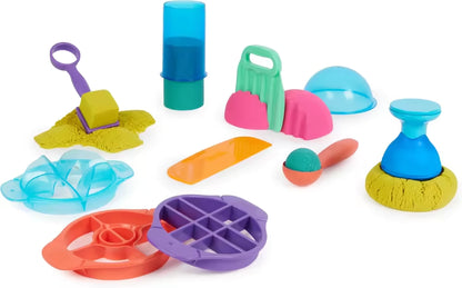 Complete Kinetic Sand set met tools en mallen op witte achtergrond, geel en roze zand; educatief speelgoed atelier.