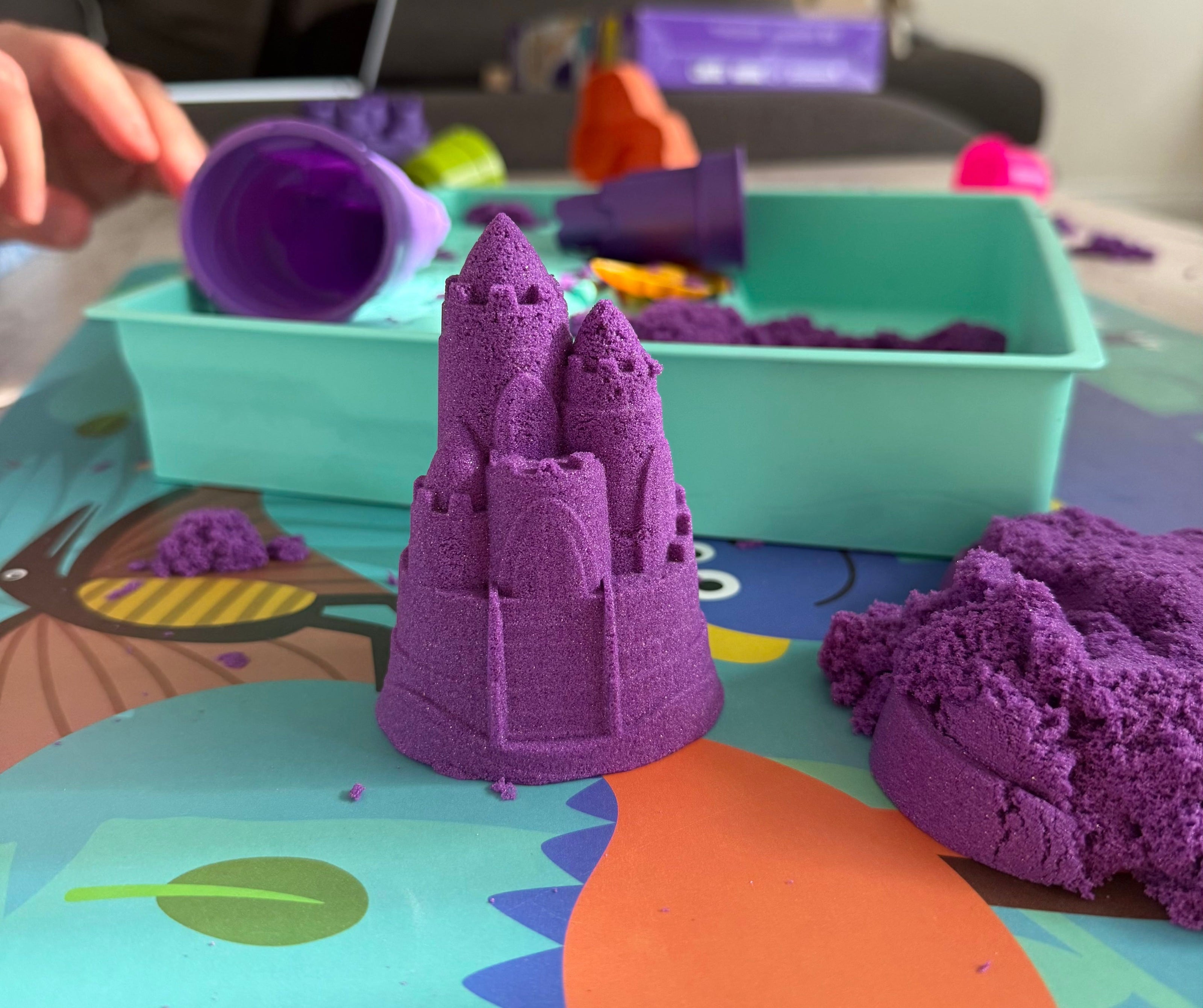 Kinetic Sand shimmer 3 pack kasteel van kinetisch zand close-up paars kasteel op tafel.