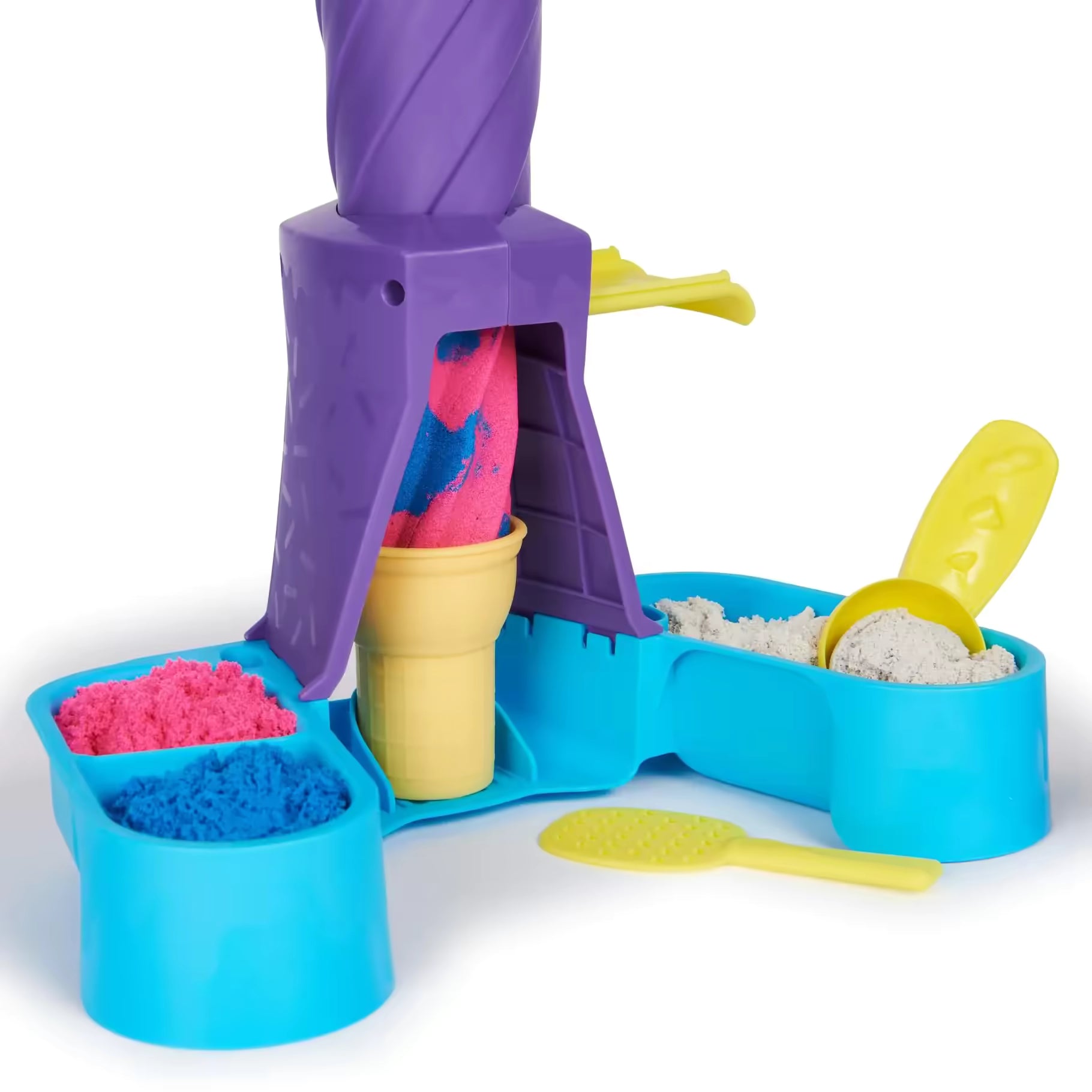Detailaanzicht van Kinetic Sand Soft Serve Station met gekleurd zand en schepjes voor creatief kinderspel en rollenspel.