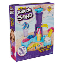 Voorkant van de Kinetic Sand Soft Serve Station verpakking met ijscreatie en vrolijke kleuren voor creatief kinderspel.