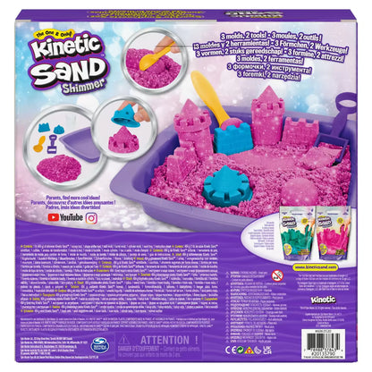 Achterzijde van Kinetic Sand Sparkle Sandcastle Set verpakking met productinfo en speelinspiratie.