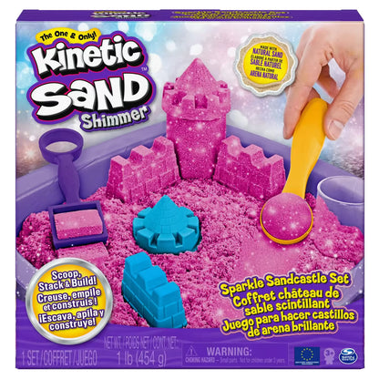 Voorkant van Kinetic Sand Sparkle Sandcastle Set met roze glinsterend kinetisch zand voor creatieve kinderen.