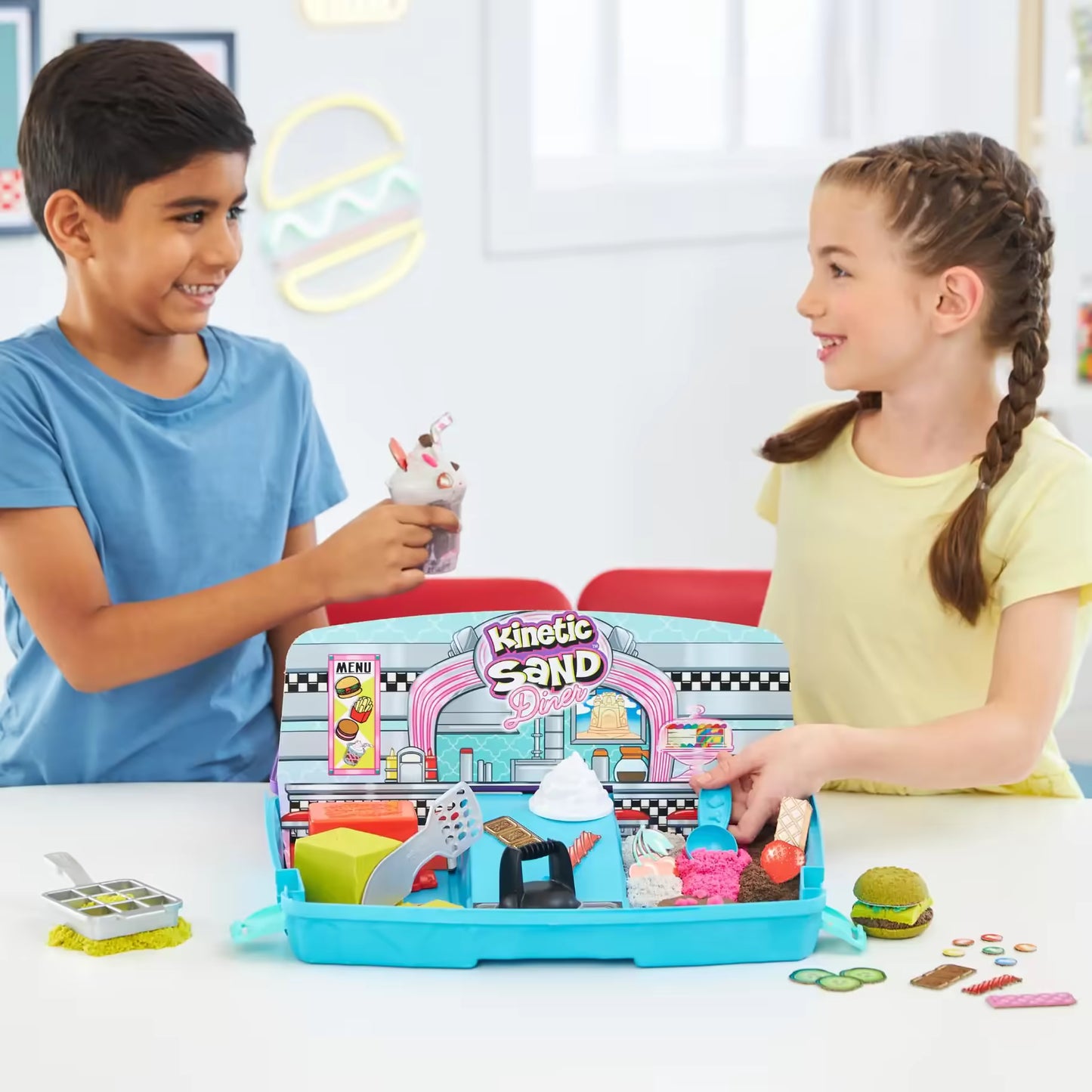 Kinderen spelen met Kinetic Sand sensorisch speelgoed in Grill ’n Scoop Diner set, stimuleert fantasie en motoriek.