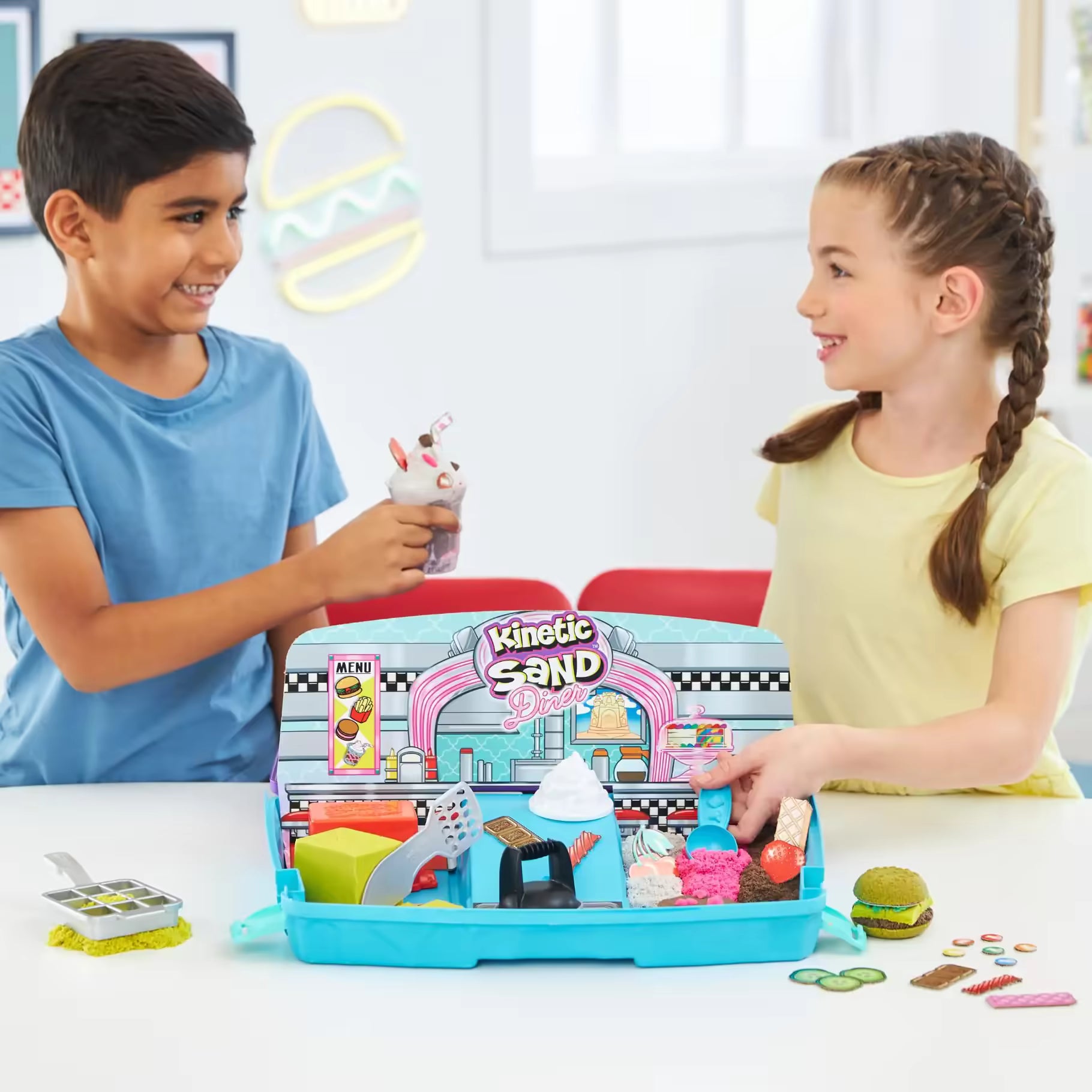 Kinderen spelen met Kinetic Sand sensorisch speelgoed in Grill ’n Scoop Diner set, stimuleert fantasie en motoriek.