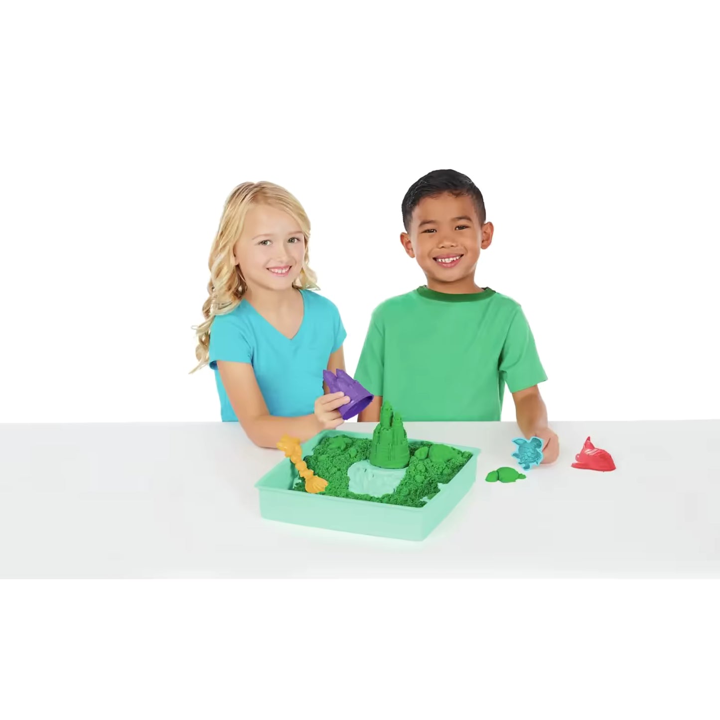 Twee kinderen spelen met Kinetic Sand sandbox set, bouwen zandkastelen en vormen met kleurrijke mallen.