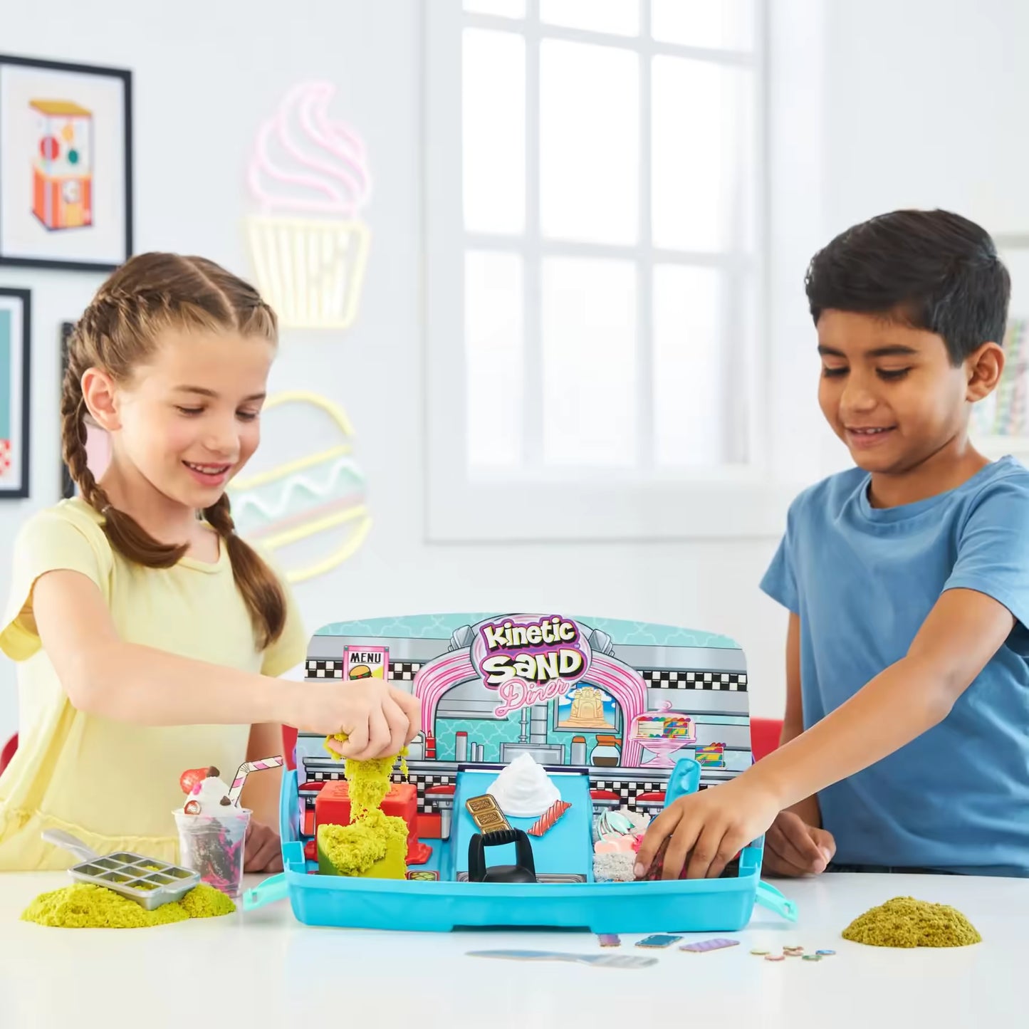 Kinderen maken eten met Kinetic Sand speelgoed diner set, bevordert creativiteit en spelplezier in een veilige speelomgeving.
