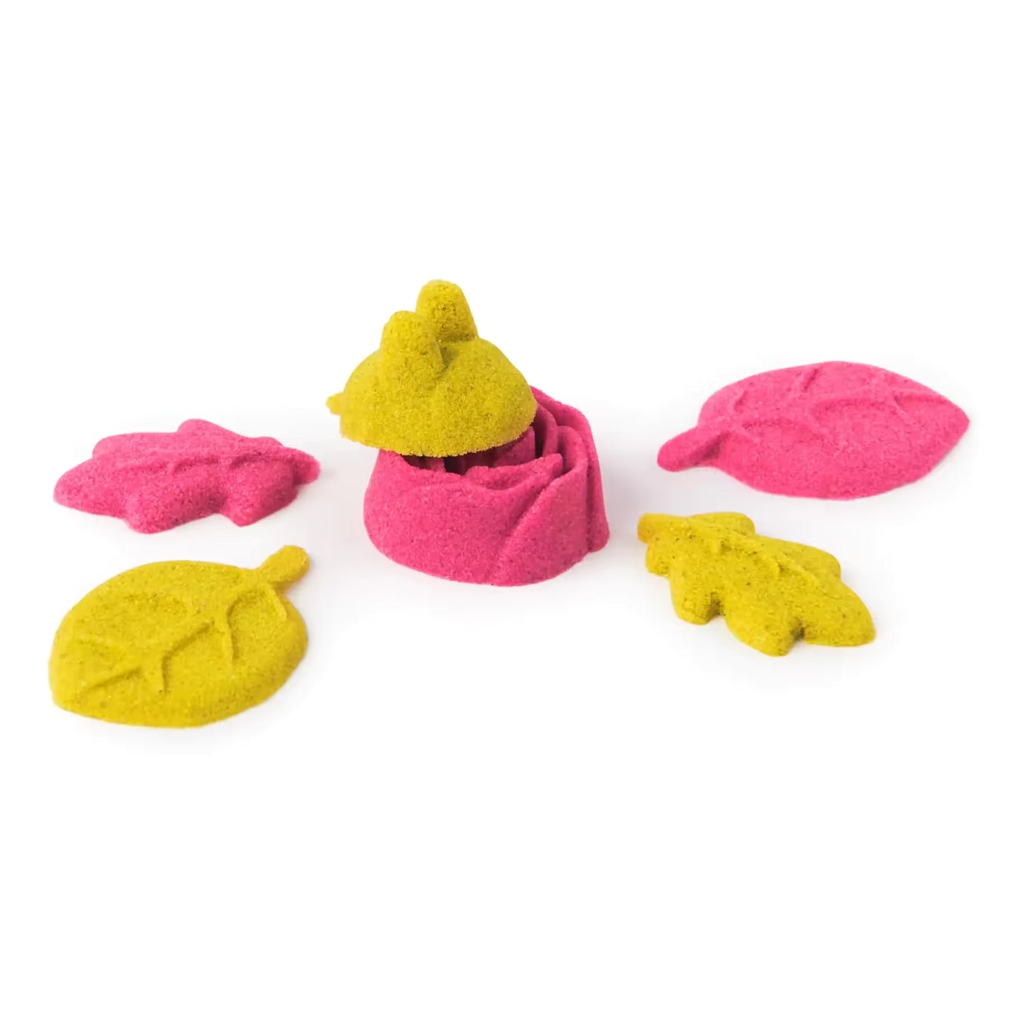 Verschillende roze en gele kinetisch zand vormen van bloemen en bladeren, creatief kinderspeelgoed voor fijnmotorische ontwikkeling.