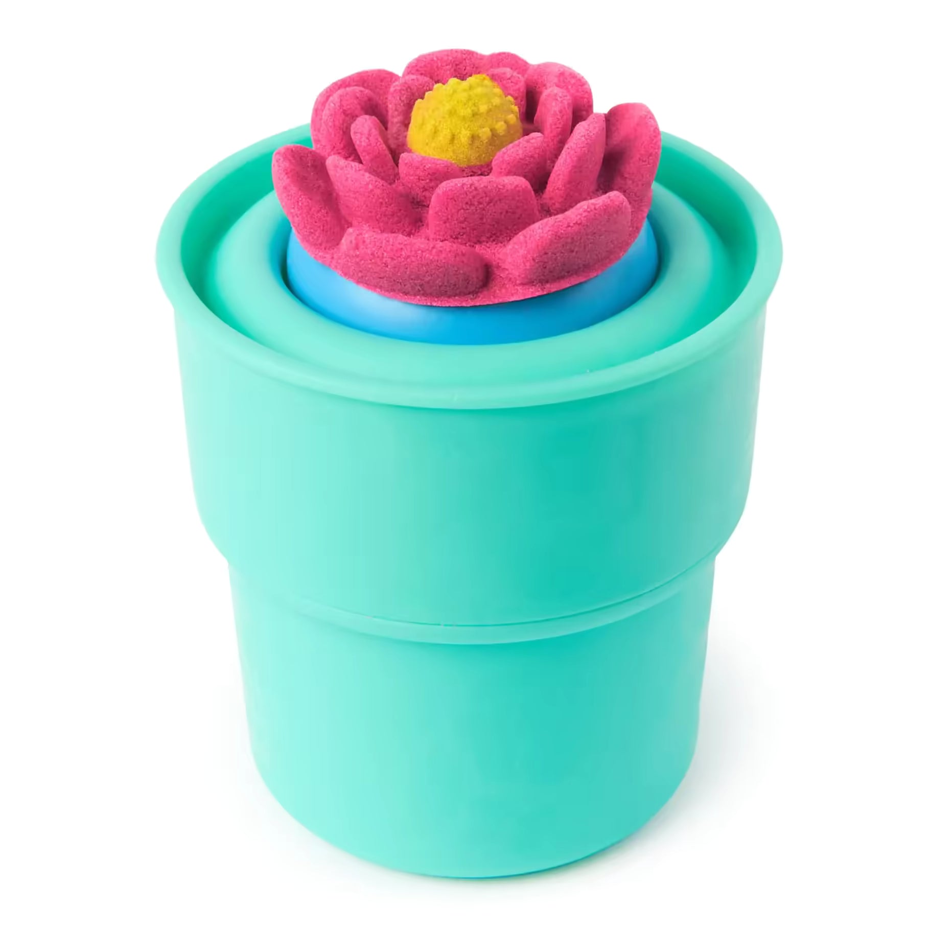 Close-up van Kinetic Sand Squish Blossom roze bloem met geel hart, gemaakt van kinetisch zand in groene beker.