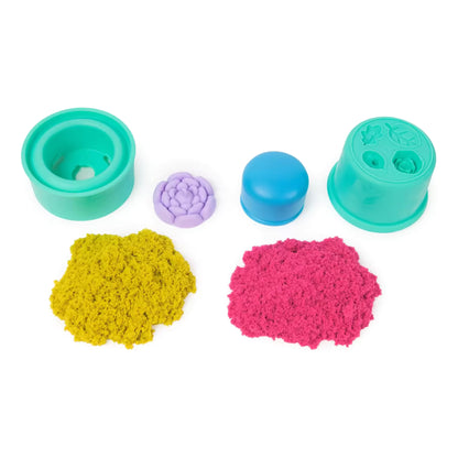 Bovenaanzicht van Kinetic Sand Squish Blossom set met roze en geel kinetisch zand en vormpjes, ideaal educatief speelgoed.