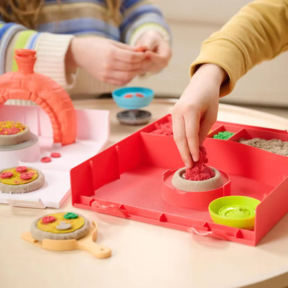 Kinderen maken pizza’s met Kinetic Sand Squishpizza set, fantasierijk rollenspel en sensorisch speelplezier.
