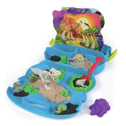 Een uitgeklapte Kinetic Sand Trex Dino Case met zand en skeletten in een vulkaanlandschap, ideaal voor educatief speelgoed.