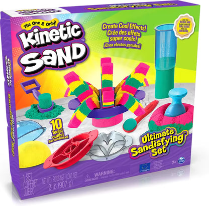 Voorkant doos Kinetic Sand Ultimate Sandisfying Set met 10 tools en kleurrijk zand; sensorisch educatief speelgoed voor kinderen.
