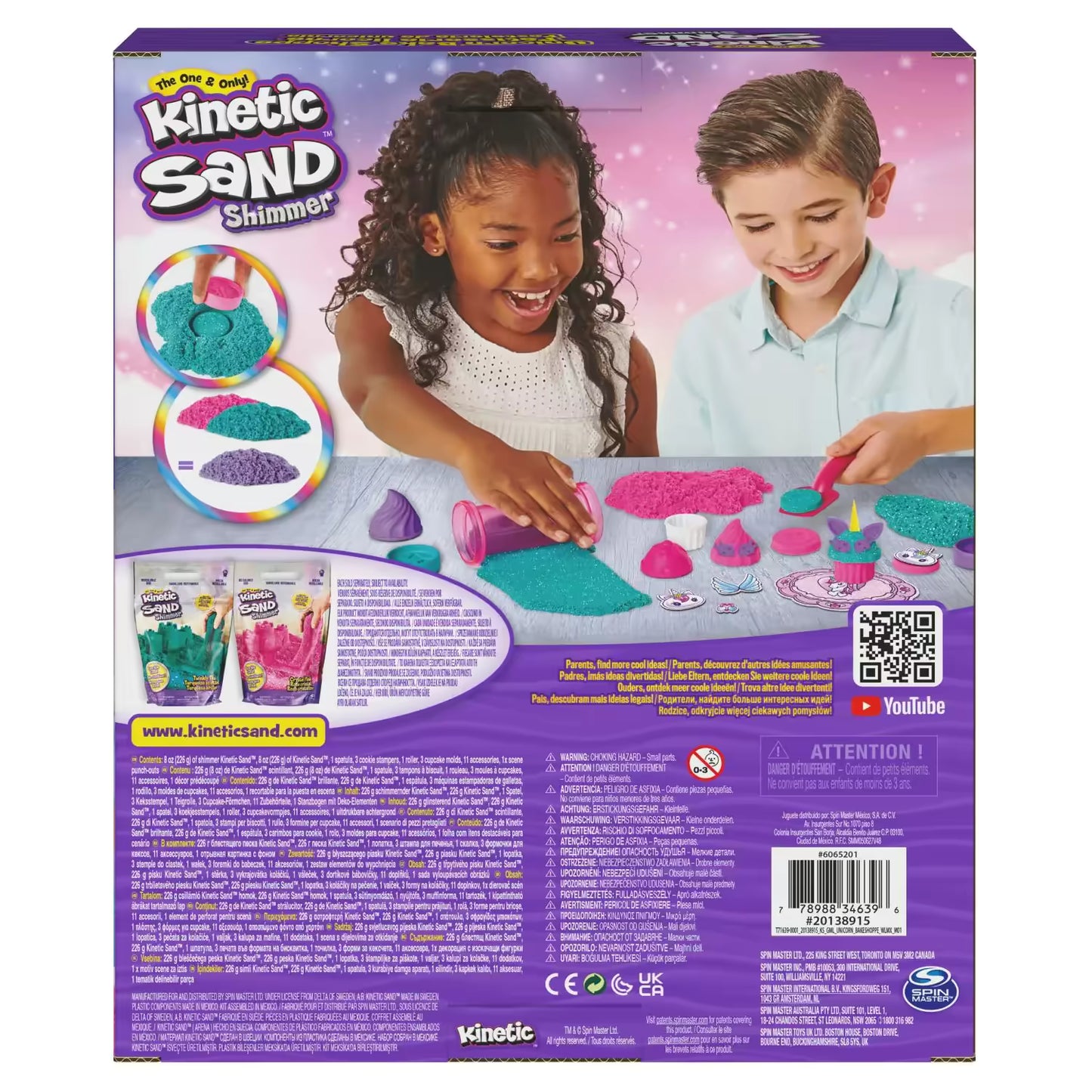 Achterzijde verpakking van Kinetic Sand Unicorn Bake Shoppe met spelende kinderen en productinformatie.